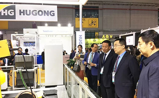 河南省鹤壁市市长莅临hg8868皇冠国际意大利CEA展位
